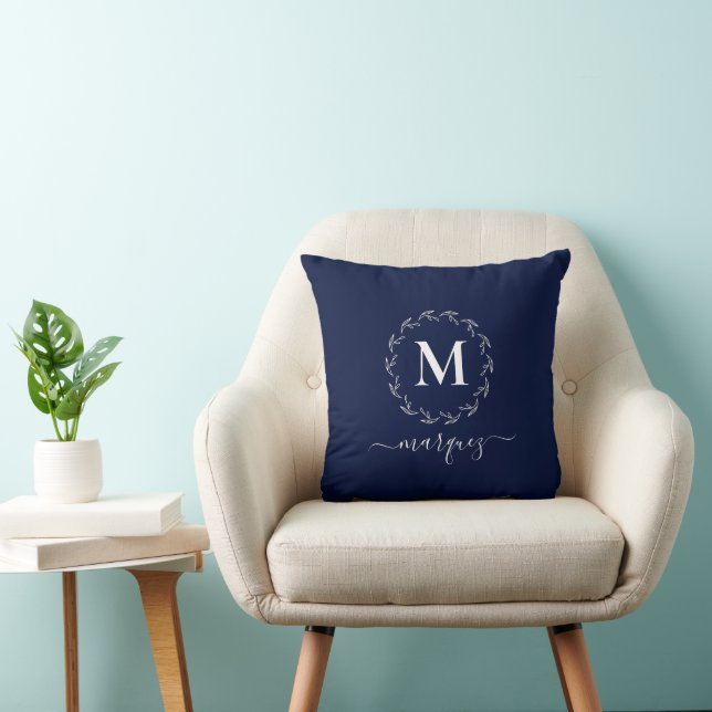 Coussin Élégant monogramme de couronne personnalisée bleu  (Chaise)