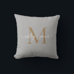 Coussin Élégant Monogramme Or Noms de script Mariage Gris<br><div class="desc">Chic monogrammed keepsaké coussin avec vos noms et monogramme en blanc élégant écriture calligraphie et or typographie moderne sur un arrière - plan gris. Ajoutez simplement vos noms et votre monogramme. Conçu exclusivement pour vous par Happy Dolphin Studio. Si vous avez besoin d'aide ou de produits correspondants, veuillez nous contacter...</div>