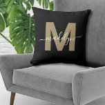Coussin Élégant Noir Or Nom initial Monogramme<br><div class="desc">Noir et Or Personnalisé Nom initial Monogramme Lève Oreiller. Ce chic coussin monogramme mêle un style minimaliste moderne et un style sophistiqué, ce qui en fait un accent polyvalent pour toutes les chambres. Il présente une initiale en or gras et plat dans une teinte brune chaude (pas de feuille ni...</div>