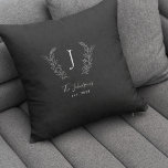 Coussin Élégant nom monogrammé noir et blanc<br><div class="desc">monogramme familial classique vintage de lauriers botaniques crêtes élégant chic oreiller à lancer noir et blanc.        Une décoration moderne ou un cadeau de bienvenue pour les mariages,  les jeunes mariés,  les anniversaires,  les ménagères,  la nouvelle maison,  Thanksgiving,  Noël ou toute autre occasion.</div>