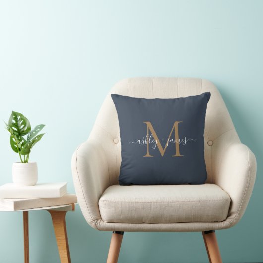 Coussin Élégant or Monogramme Noms de script Mariage Bleu (Chaise)