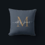 Coussin Élégant or Monogramme Noms de script Mariage Bleu<br><div class="desc">Chic monogrammed keepsaké coussin avec vos noms et monogramme en blanc élégant écriture calligraphie et or typographie moderne sur un arrière - plan bleu foncé. Ajoutez simplement vos noms et votre monogramme. Conçu exclusivement pour vous par Happy Dolphin Studio. Si vous avez besoin d'aide ou de produits correspondants, veuillez nous...</div>
