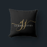 Coussin Élégant Script Gold Monogramme Initiales Nom Noir<br><div class="desc">Un chic oreiller design moderne avec un monogramme noir doré avec un script initial dramatique avec des swashes et votre nom complet. Une élégance simple. L'arrière - plan a un effet visuel texturé. De l'or sur du noir.</div>