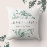 Coussin Élégant script moderne Mariage de verdure Eucalypt<br><div class="desc">Ce mariage de date de calligraphie moderne et personnalisée jetez l'oreiller est un doux souvenir de votre journée spéciale. La jolie illustration de verdure aquarelle présente vos noms et votre date mariage dans la typographie minimaliste, ainsi qu'un scénario romantique et fantaisiste. N'hésitez pas à personnaliser la couleur à l'arrière du...</div>