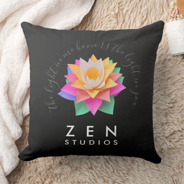 Coussin Élégante fleur de Lotus multicolore sur noir (Couverture)