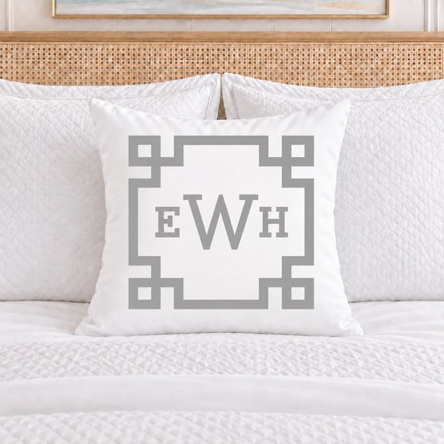 Coussin Élégante initiale de monogramme à clé grecque gris (Créateur téléchargé)