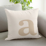 Coussin Élégante lettre monogramme beige neutre initiale<br><div class="desc">Élégante lettre monogramme moderne initiale. Personnalisez pour les cadeaux monogrammés personnalisés et plus encore.</div>