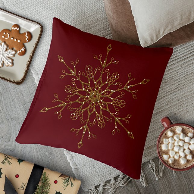 Coussin Elégante Parties scintillant Or Flambeau de neige  (Elegant Gold Glitter Holiday Snowflake Dark Red Throw Pillow)