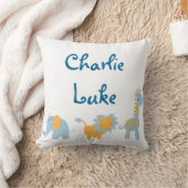 Coussin Éléphant, lion et girafe bleus et oranges (Couverture)