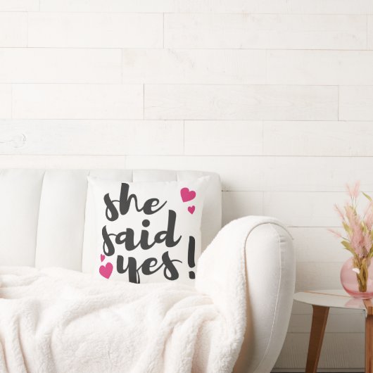 Coussin Elle a dit oui ! Célébration des fiançailles – Rom (Canapé)
