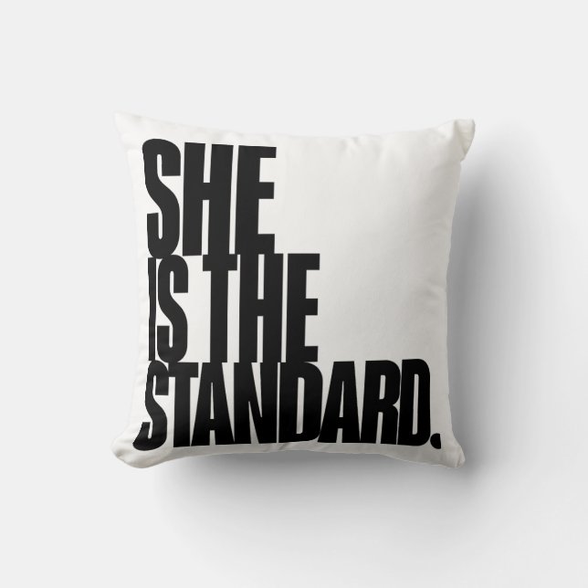 Coussin Elle est la référence, citation motivationnelle Ar (Recto)