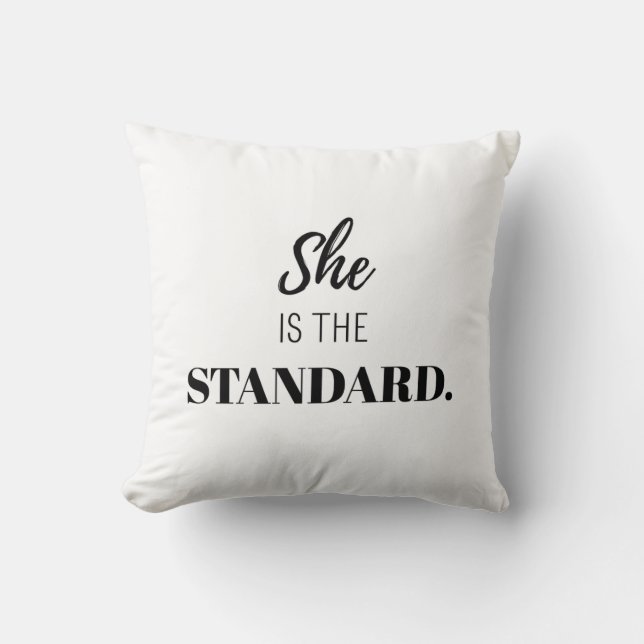 Coussin Elle est la référence – Un féminisme audacieux (Recto)