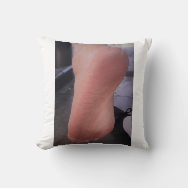 COUSSIN EMBRASSEZ MES PIEDS (Recto)