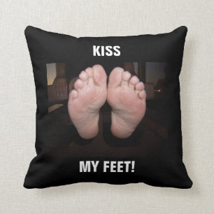 COUSSIN EMBRASSEZ MES PIEDS !