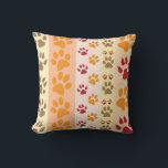 Coussin Empreintes de pattes animaux mignons Motif en coul<br><div class="desc">Un design mignon avec plusieurs rangées d'empreintes de pattes animaux dans des couleurs naturelles comme le marron, le jaune, le rouge et l'orange sur un motif rayé. Certaines pattes ont des griffes et d'autres non.</div>