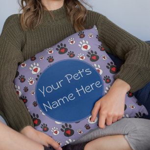 Coussin Empreintes de pattes avec des cœurs rouges sur un