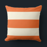 Coussin en bande orange et écru<br><div class="desc">De larges rayures en écru et orange vieilli sont un accent moderne et préppant pour votre décor maison. Paire avec des motifs plus audacieux pour un mélange élégant et un style tendance.</div>