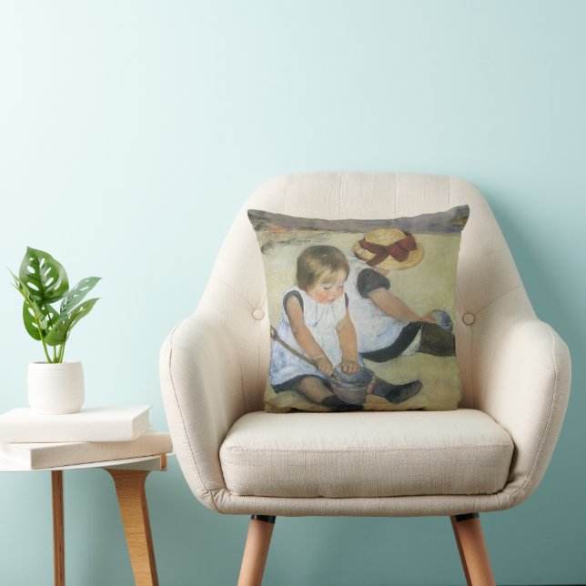 Coussin Enfants jouant sur la plage par Mary Cassatt (Chaise)