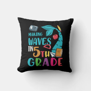 Coussin Enseignant de 5e année faisant des vagues en 5e an