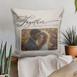 Coussin Ensemble Citer Couples Photo Crème neutre<br><div class="desc">Coussin personnalisé avec photo et nom du couple (ou autre texte personnalisé). La citation d'amour dit "Ensemble est notre lieu préféré pour être" avec une calligraphie manuscrite élégante. Le modèle photo affiche votre photo en format horizontal et est parfait pour une photo mariage ou une photo de couple romantique avec...</div>