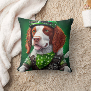 Coussin Épagneul breton conduisant un vélo la Saint-Patric