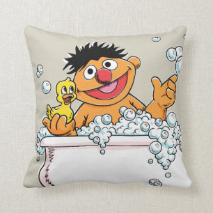 Coussin Ernie vintage dans la baignoire