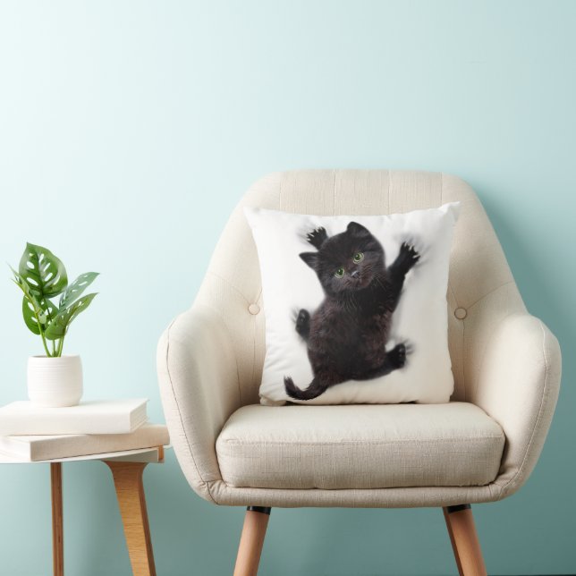 Coussin Escalade de chat noir sur le dos humain (Chaise)