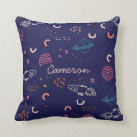 Coussin Espace et planètes Doodle en bleu Personnalisé<br><div class="desc">Un motif d'art doodle à thème espace mignon avec des planètes,  des fusées et des formes abstraites sur un arrière - plan bleu marine foncé,  personnalisé avec votre nom.</div>
