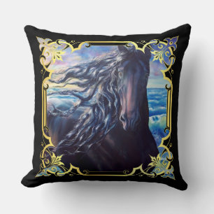 Coussin Étalon noir de cheval friésien à l'océan
