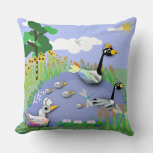 Coussin Etang coloré de style dessin animé avec oies et ca