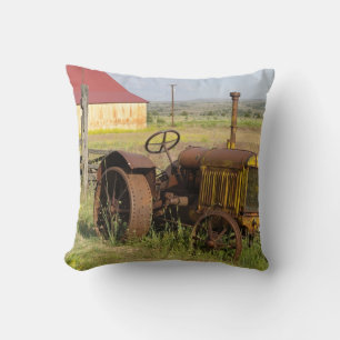 Coussin États-Unis, Oregon, Shaniko. Tracteur ancien rouil