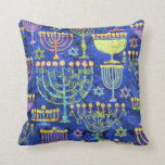 Coussin Étoile de David Hanoukka de la Ménorah d'or bleu c<br><div class="desc">Cet oreiller de vacances présente un motif chic d'or, menorah verte et violette et l'étoile d'or de David sur un arrière - plan bleu. Conçu par l'artiste mondialement connu Tim Coffey.</div>