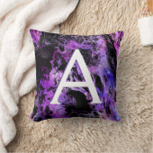Coussin Étoiles de galaxie noire et violette monogramme in (Couverture)