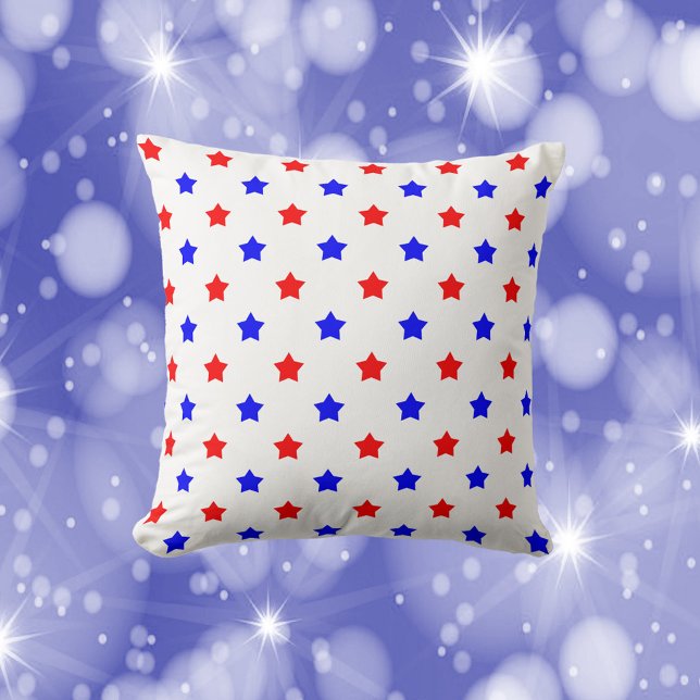 Coussin Etoiles Rouge Bleu Motif Blanc Arrière - plan (A throw pillow with red and blue stars on a white background.)