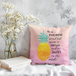 Coussin Être un ananas Inspirationnel Aquarelle Typographi<br><div class="desc">Be A Pineapple Coussin - Watercolor typography quote art coussin. Rappelez-vous votre amour pour tout ce qui est tropical lorsque vous vous reposez confortablement dans votre salon ou zone de divertissement. Ce délicieux coussin est décoré avec un arrière - plan de base aquarelle dans les tons jaune et rose. L'illustration...</div>