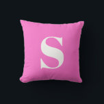 Coussin extérieur brillant rose chaud initial Mono<br><div class="desc">Coussin Extérieur Monogrammé Rose Clair. Coussin extérieure décorative avec une seule initiale. Personnalisez rapidement et facilement.</div>