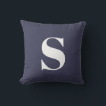 Coussin extérieur de la Marine bleu Monogramme ini<br><div class="desc">Coussin extérieur Monogrammé initial bleu marine. Coussin extérieure décorative avec une seule initiale. Personnalisez rapidement et facilement.</div>