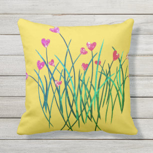 Coussin extérieur jaune avec des fleurs de coeur