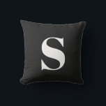 Coussin extérieur noir classique<br><div class="desc">Coussin extérieur classique noir initial monogrammé. Coussin extérieure décorative avec une seule initiale. Personnalisez rapidement et facilement.</div>