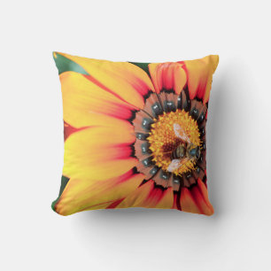 Coussin Extrême Gros Plan D'une Abeille Collectant Du Poll