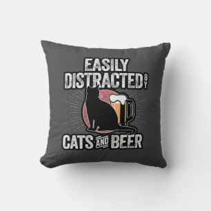 Coussin Facilement distrait par les chats et la bière