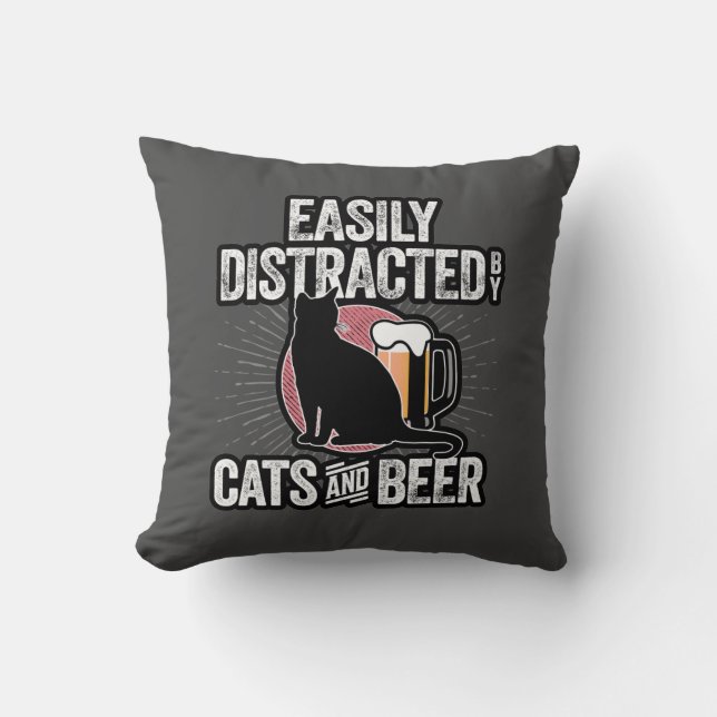 Coussin Facilement distrait par les chats et la bière (Recto)