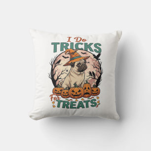 Coussin Faire des tours friandises Halloween Pug Sorcière