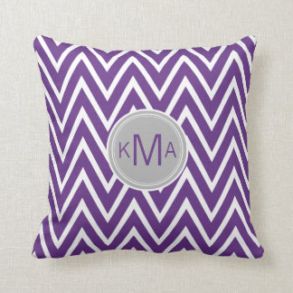 Coussin fait sur commande pourpre de monogramme de