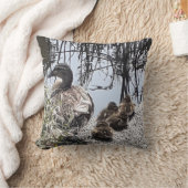 Coussin Famille de canard sur le canal jeter coussin. (Couverture)