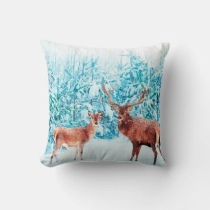 Coussin Famille de cerfs nobles en hiver enneigé. Noël 