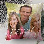 Coussin Famille personnalisée Masquage de script blanc 2 p<br><div class="desc">Coussin photo de famille personnalisé avec habillage de texte élégant. Le modèle photo est mis en place pour que vous puissiez ajouter vos propres photos - une de l'avant et une de l'arrière. Le recto contient également la superposition de texte que vous pouvez personnaliser avec votre nom de famille. La...</div>