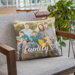 Coussin Family Love White Script Photo personnalisée<br><div class="desc">L'oreiller à projecteur personnalisé moderne et élégant dispose d'une photo(s) préférée(s) avec un design minimaliste de typographie "familiale" blanche qui inclut élégamment fleurir et détails de coeur. La couleur du texte blanc peut être modifiée. 2 photo design avant / arrière vous permet d'inclure une photo à l'avant et à l'arrière...</div>