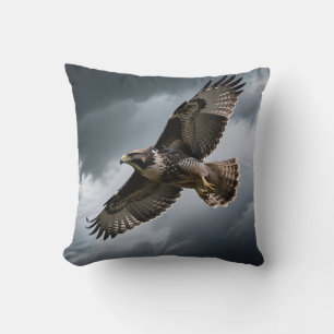 Coussin Faucon majestueux s'élevant dans les nuages d'orag