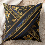 Coussin fausse broderie Blue Gold Flowers noir<br><div class="desc">Fils vintage Broderie faux Blue Gold Fleurs noir motif texturé look. Confortable Sans démangeaison de la broderie réelle 😀</div>